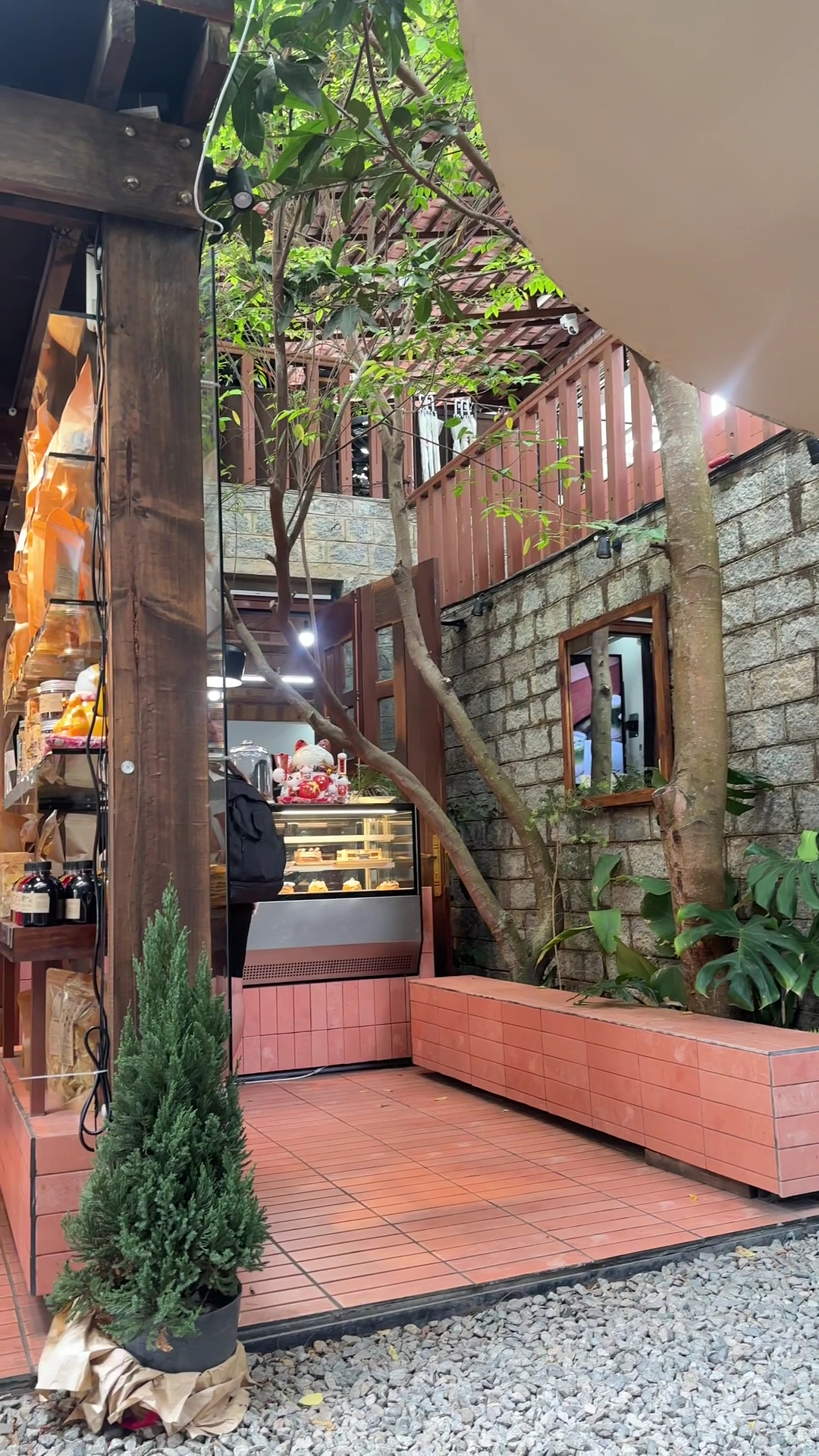 Cửa kính ngoài quán với bảng tên Cafe Đợi Một Người viết tay trên gỗ.