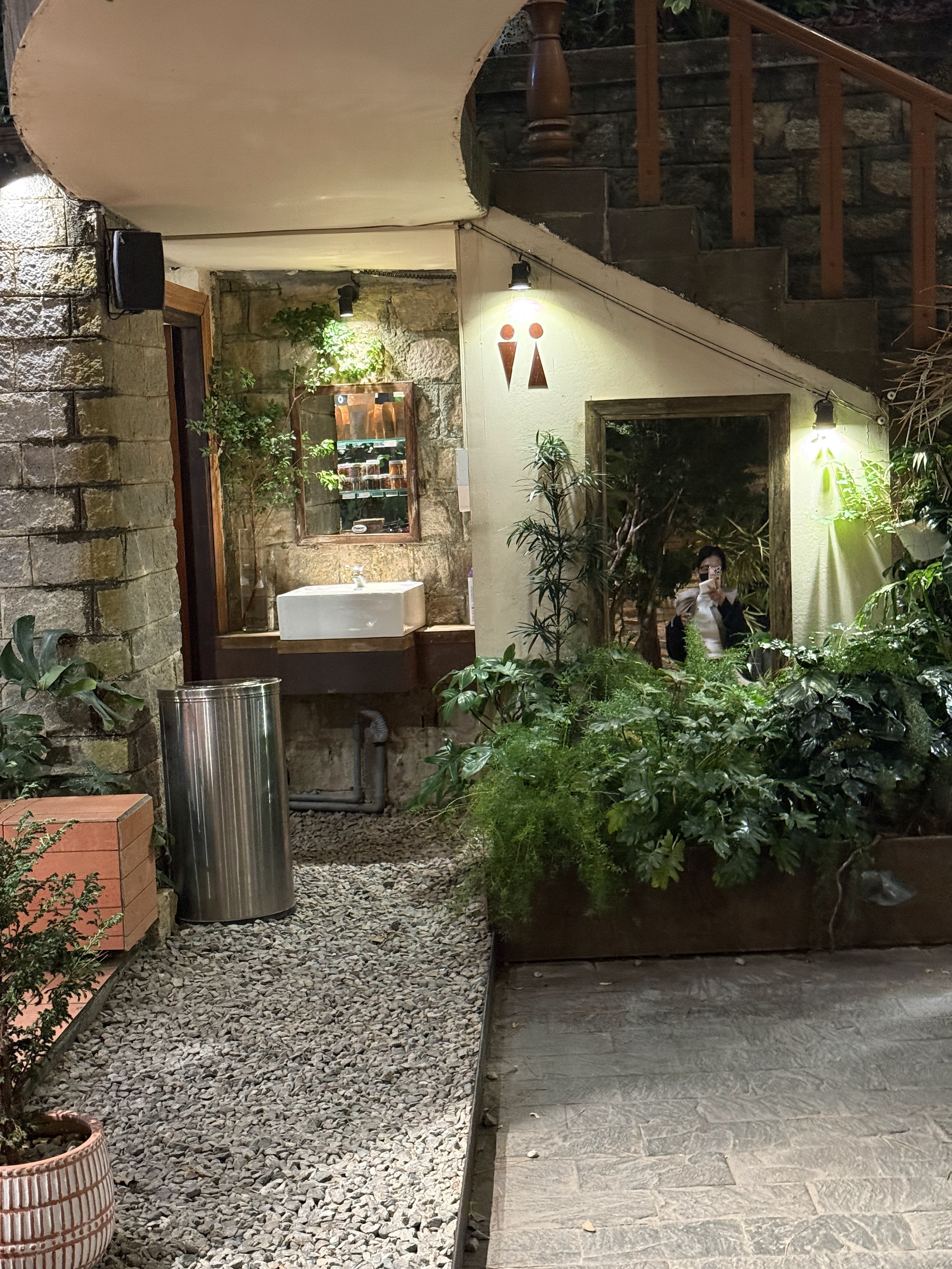 Quầy pha chế của Cafe Đợi Một Người với máy xay tay và lọ hạt cà phê Đà Lạt.